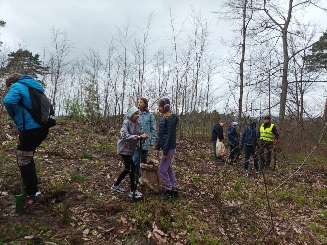 Akcja sadzenie drzew w Leśnicach dla uczniów klas 48